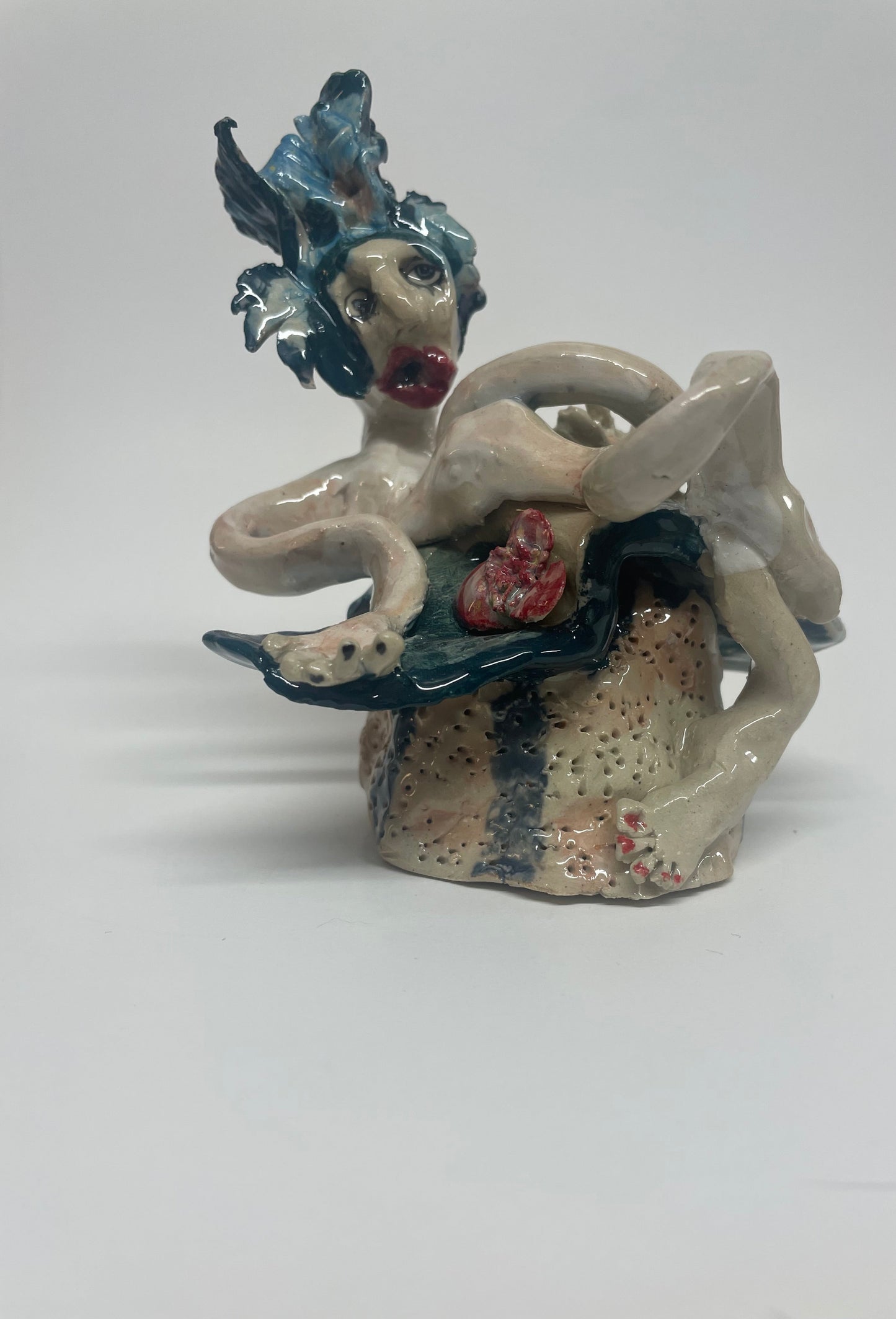 Keramik skulptur “pige med kys og blomst”