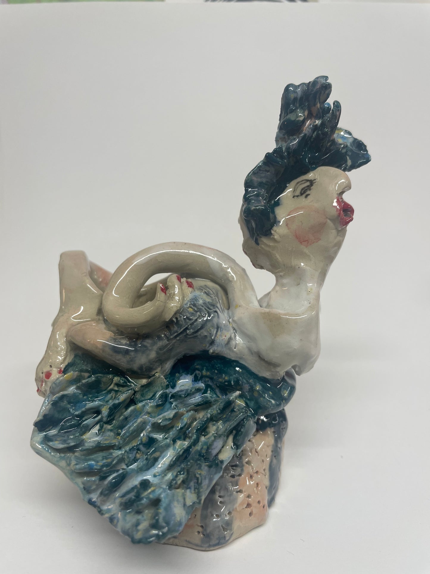 Keramik skulptur “pige med kys og blomst”