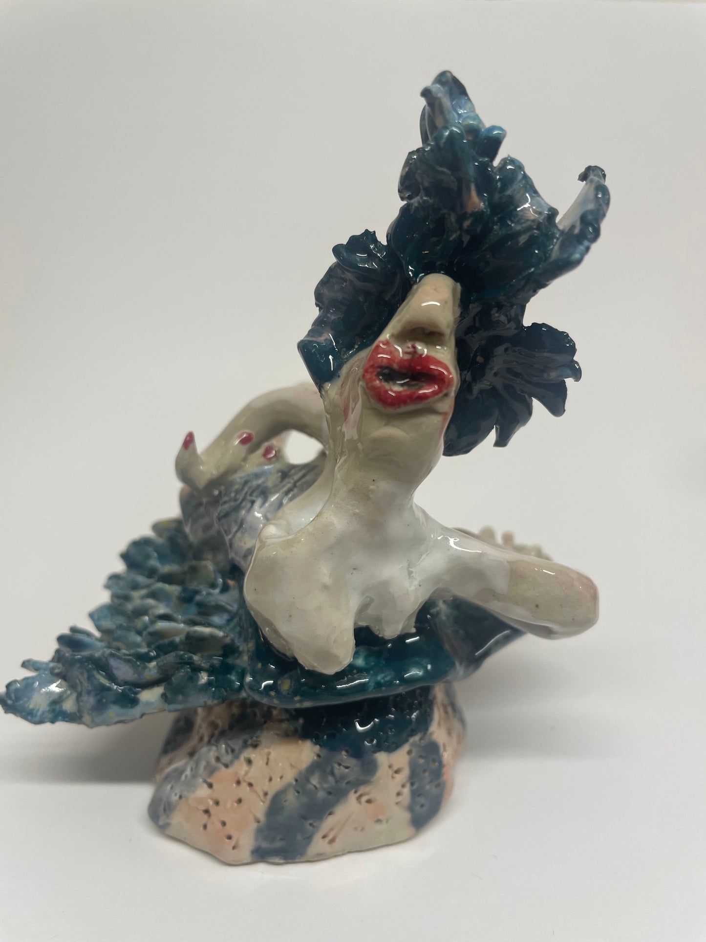 Keramik skulptur “pige med kys og blomst”