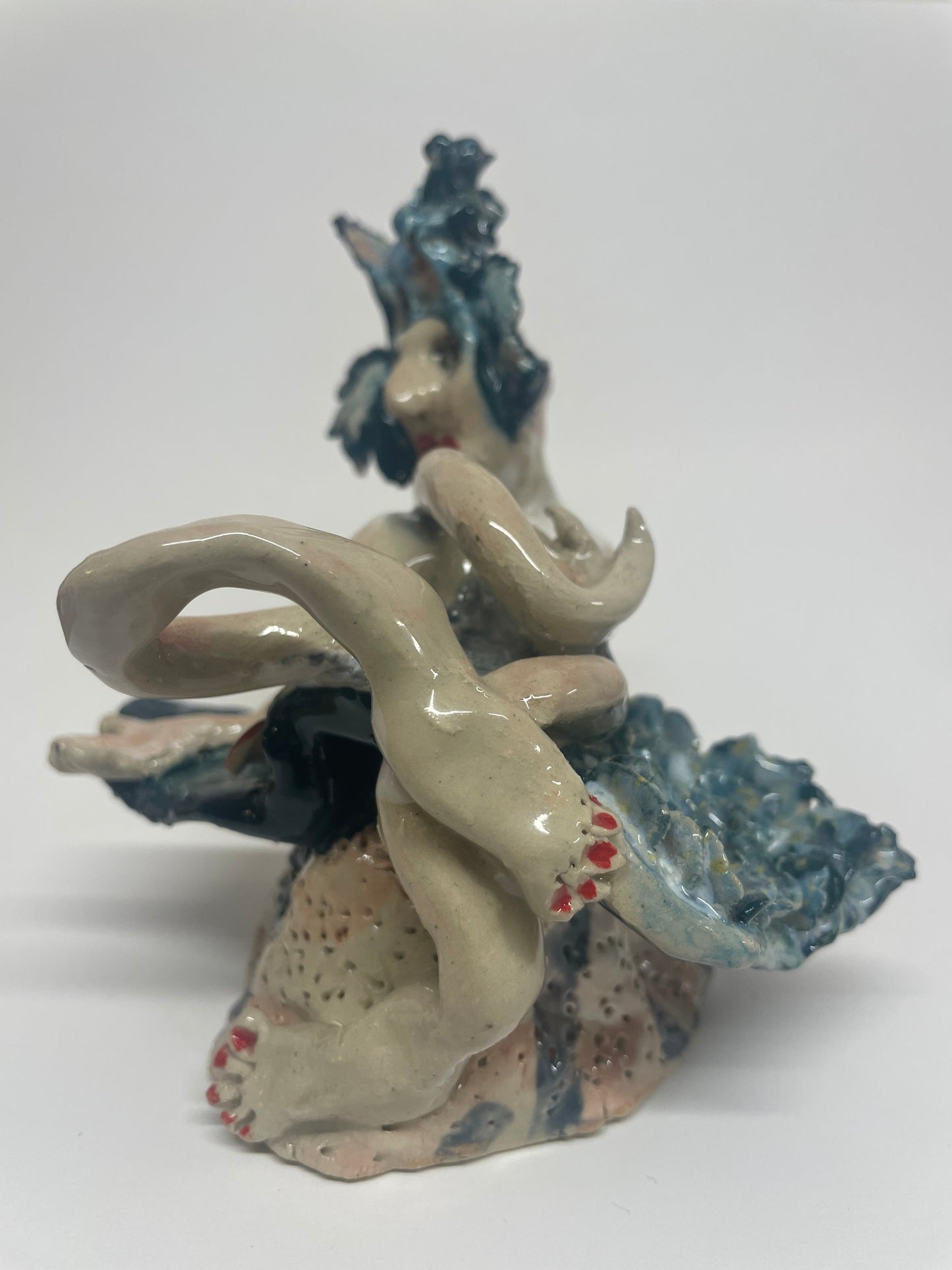 Keramik skulptur “pige med kys og blomst”