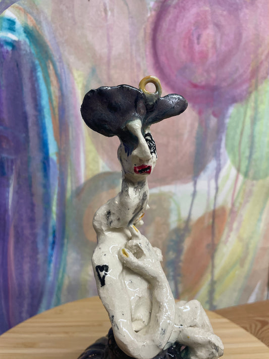 Keramik Skulptur “kvinde med lang hals og kort lunte”