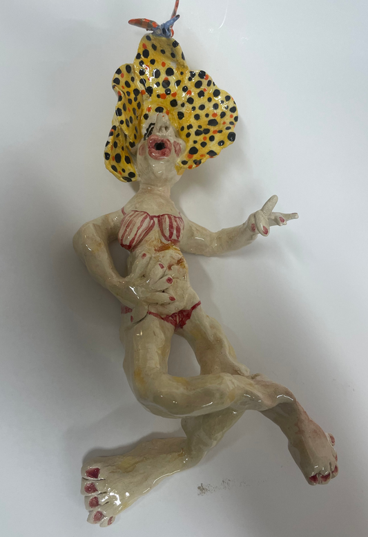 Keramik skulptur “kvinde med sommerfugl hat)