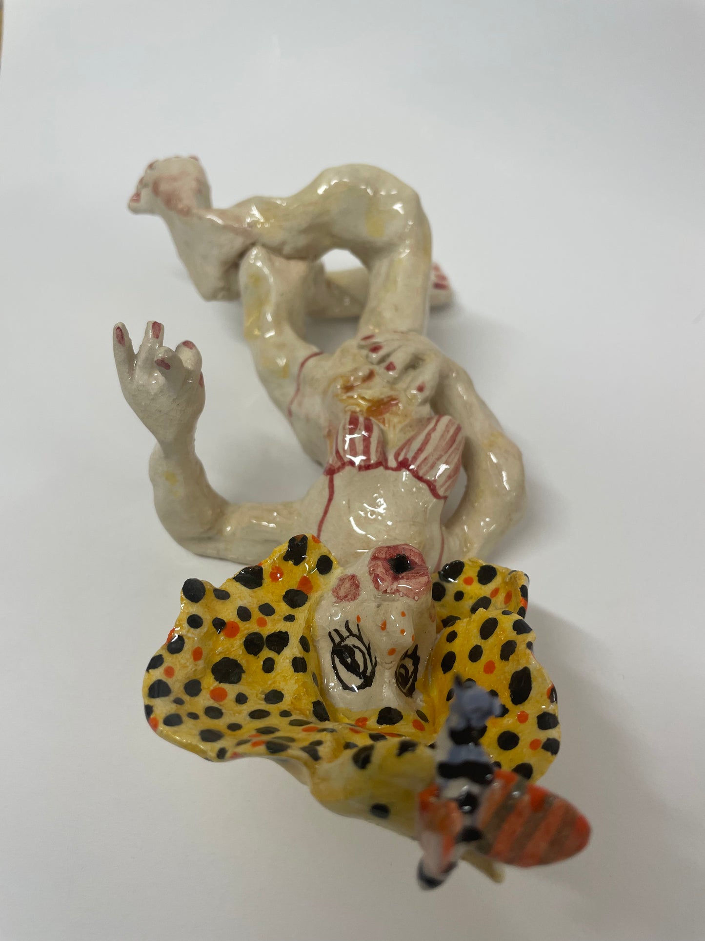 Keramik skulptur “kvinde med sommerfugl hat)