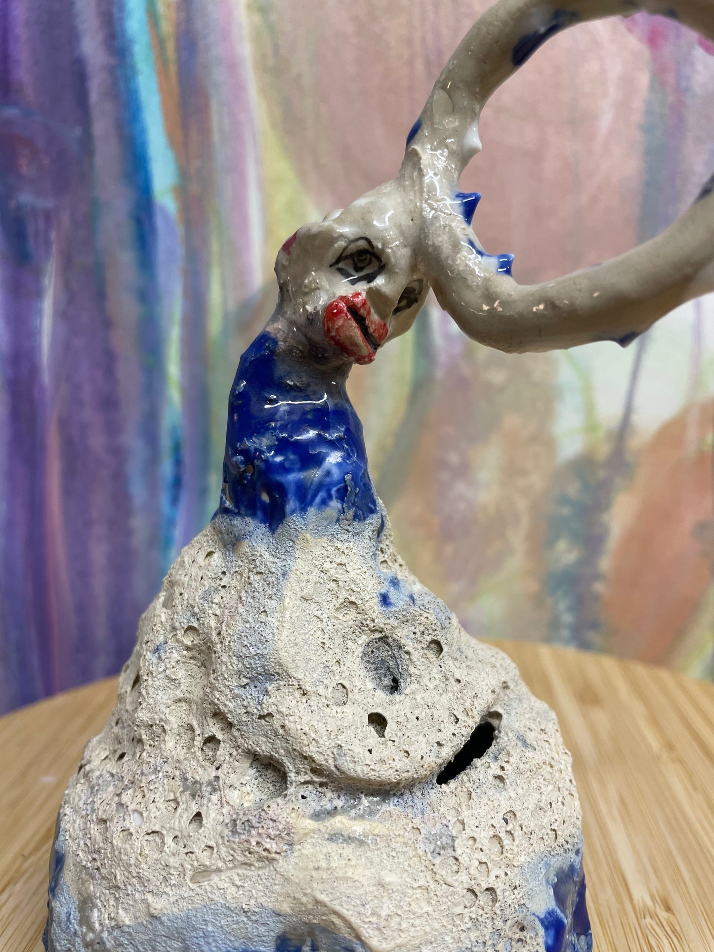 Keramik skulptur “kvinde med ring“