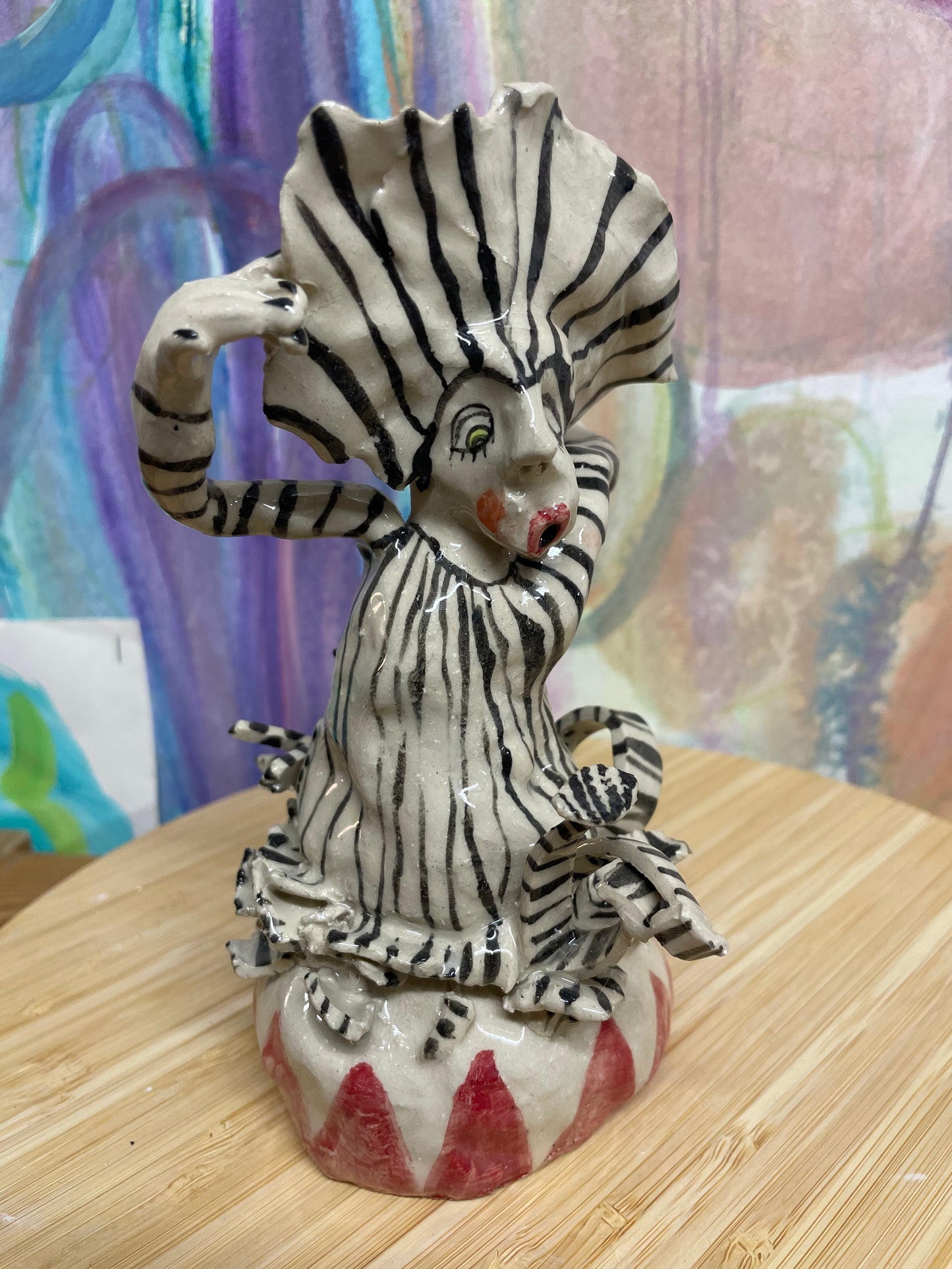 Keramik skulptur “kvinde med striber“