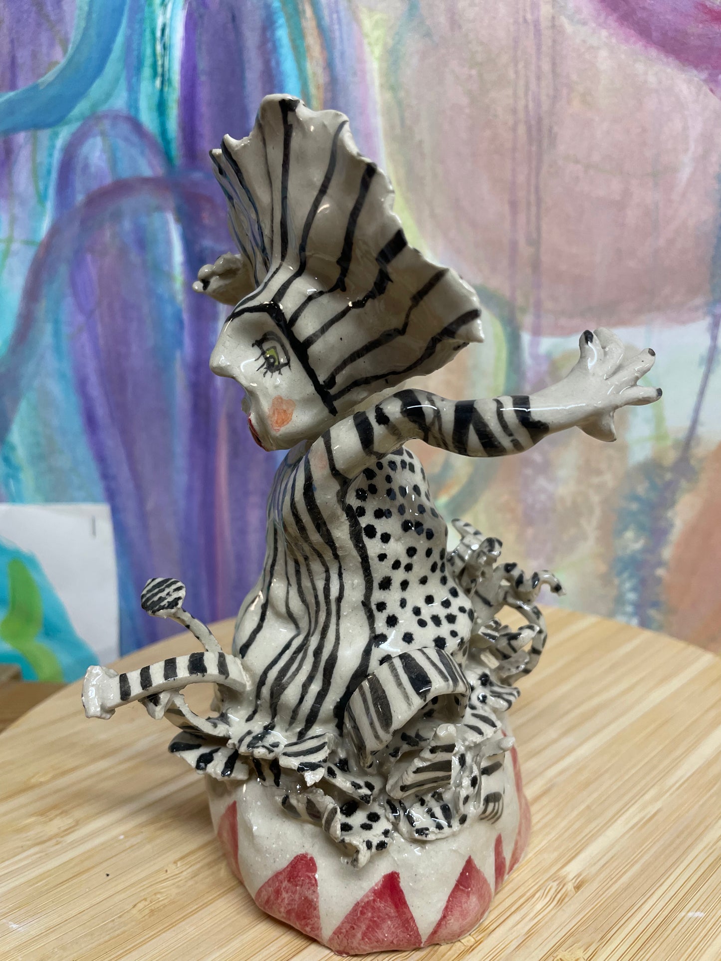 Keramik skulptur “kvinde med striber“