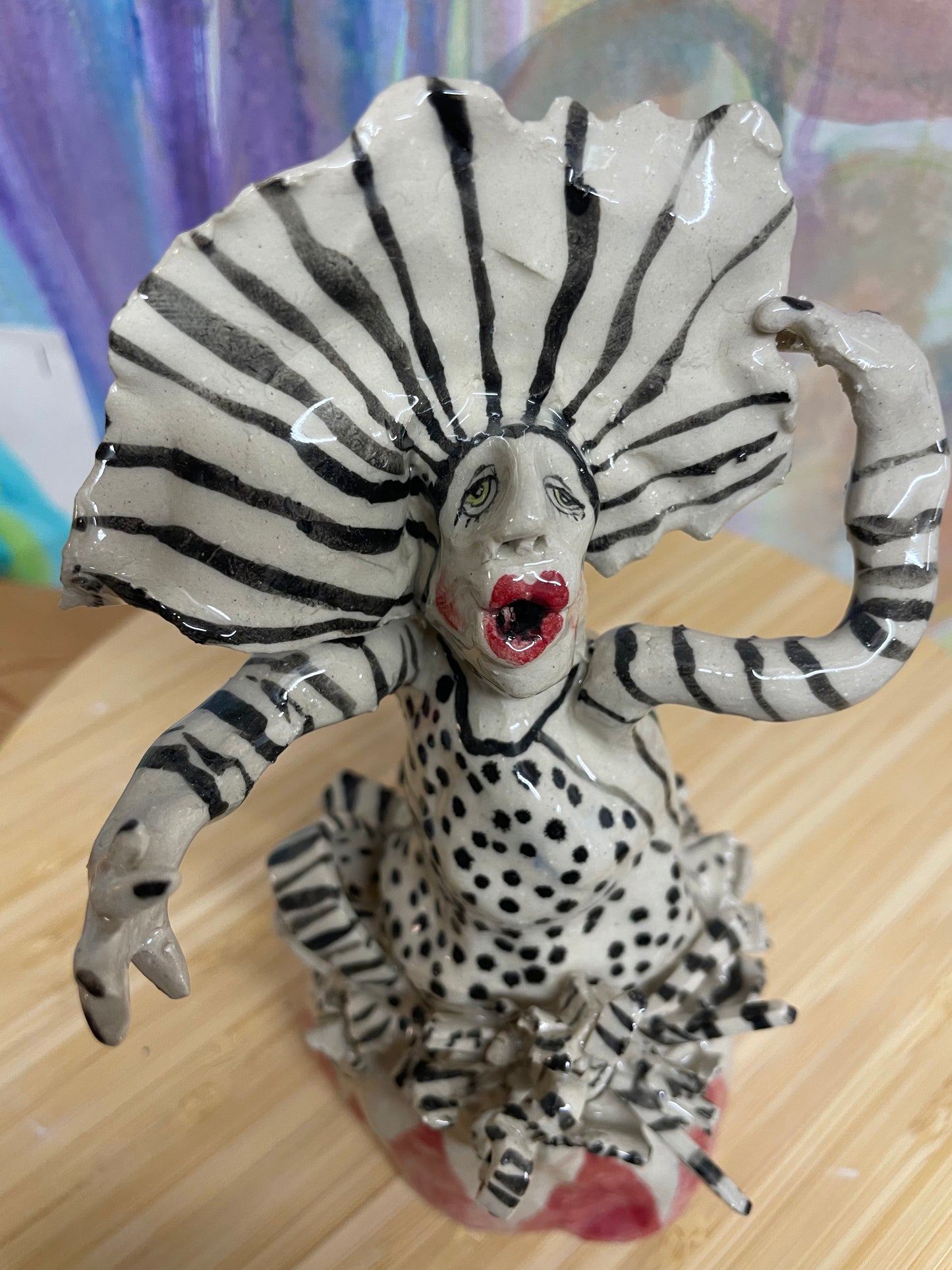 Keramik skulptur “kvinde med striber“