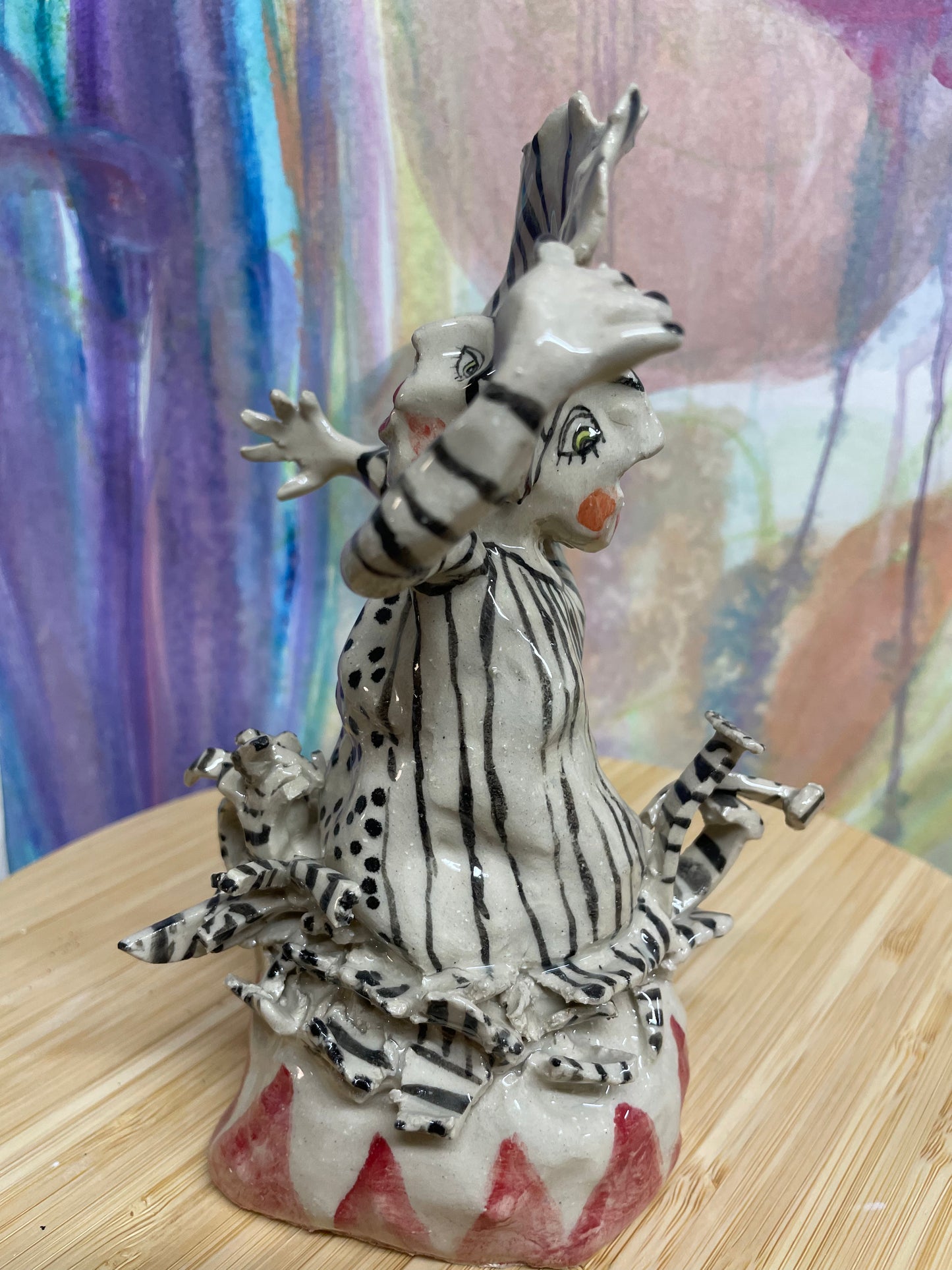 Keramik skulptur “kvinde med striber“