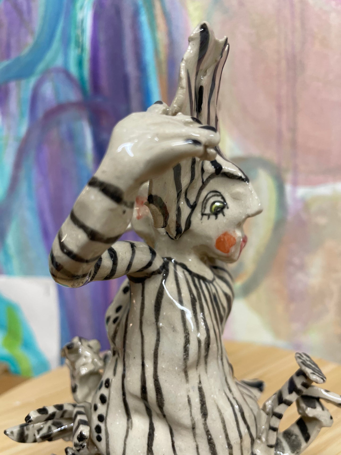 Keramik skulptur “kvinde med striber“