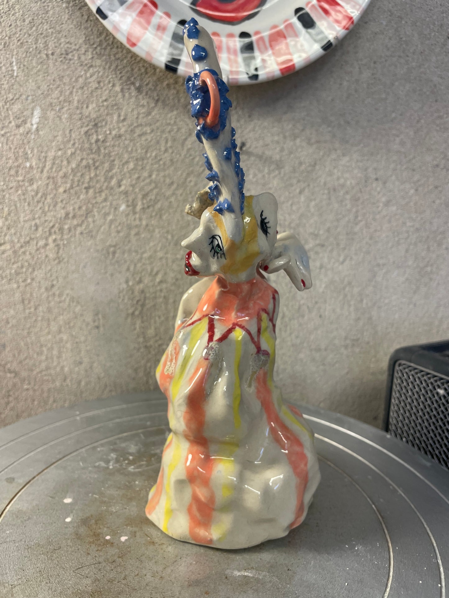 keramik skulptur med fugl