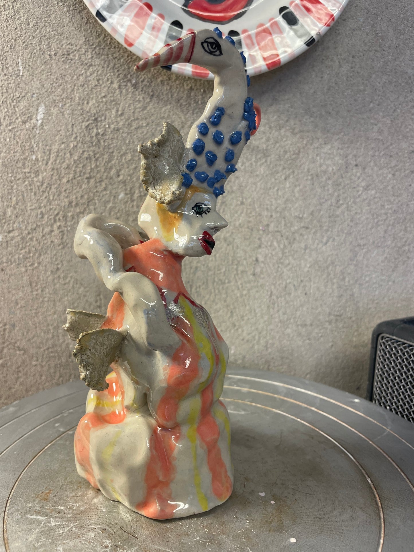 keramik skulptur med fugl