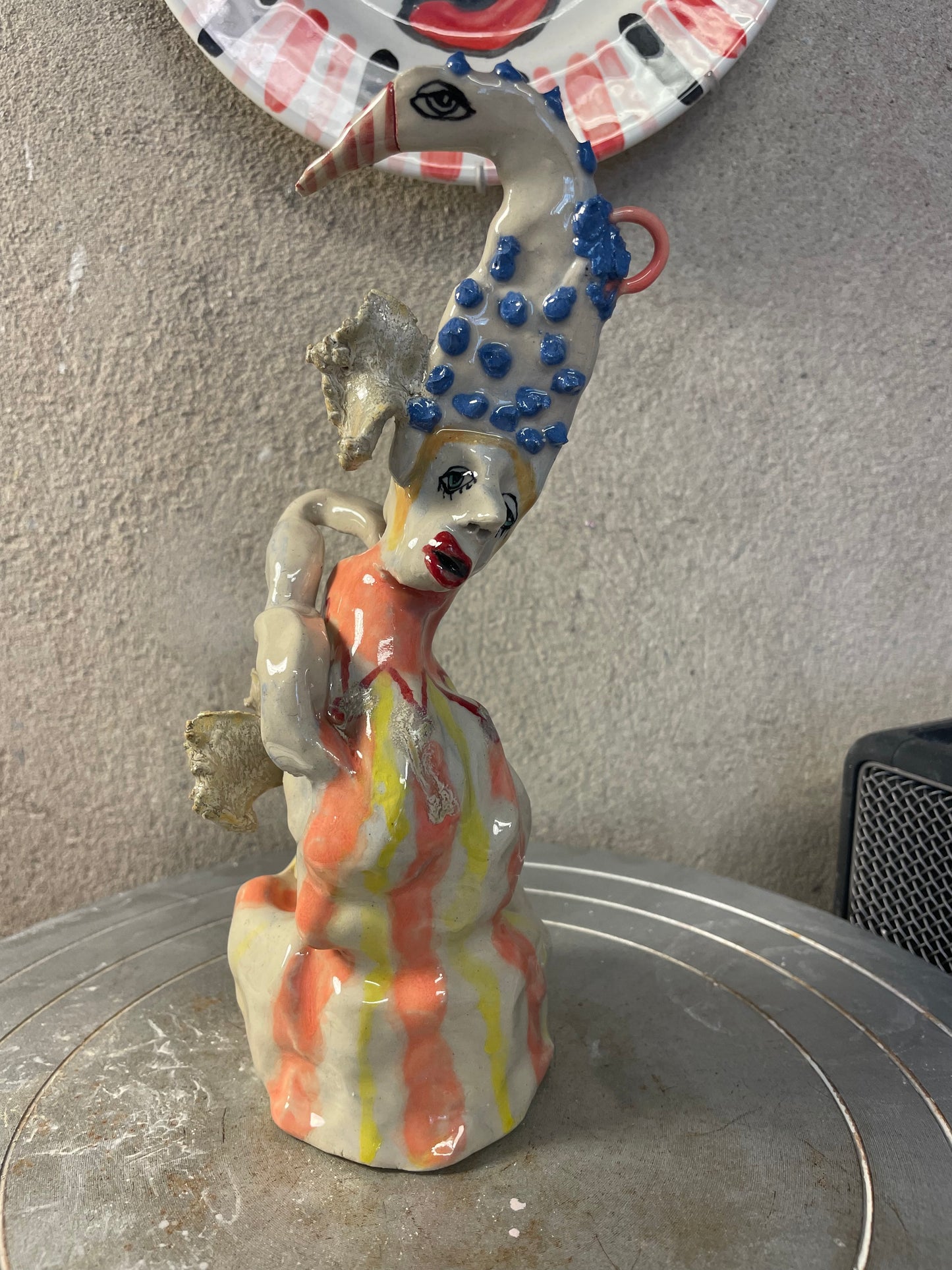 keramik skulptur med fugl