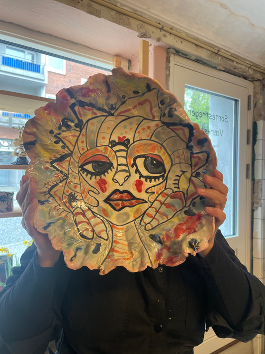 Stort fad med ansigt og fugle