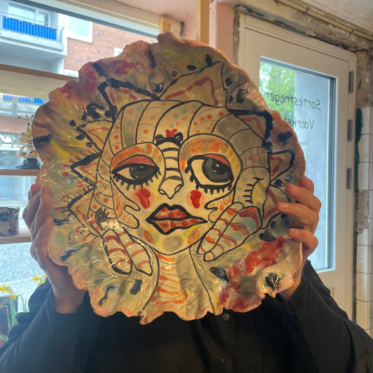 Stort fad med ansigt og fugle