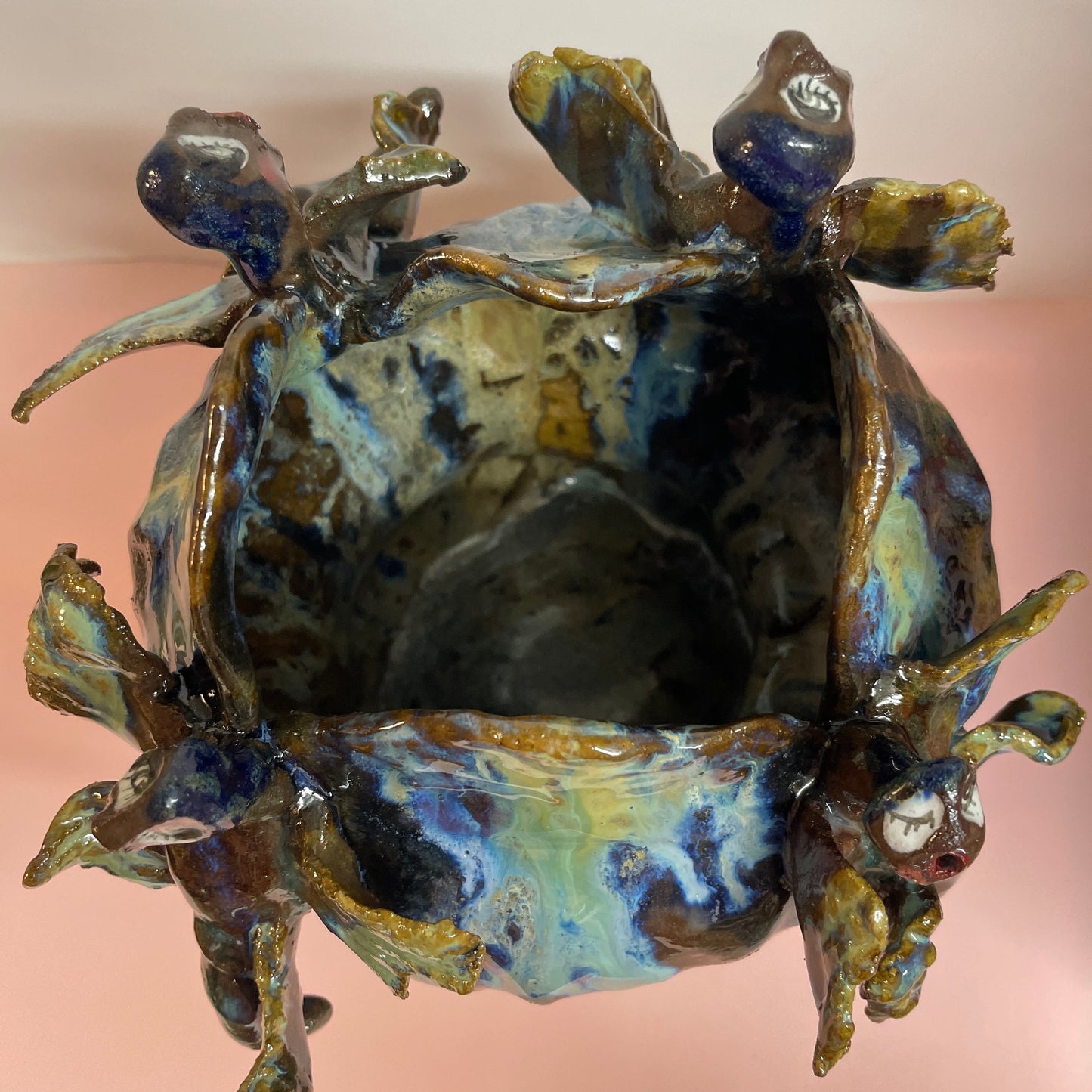 Vase med flyve væsner