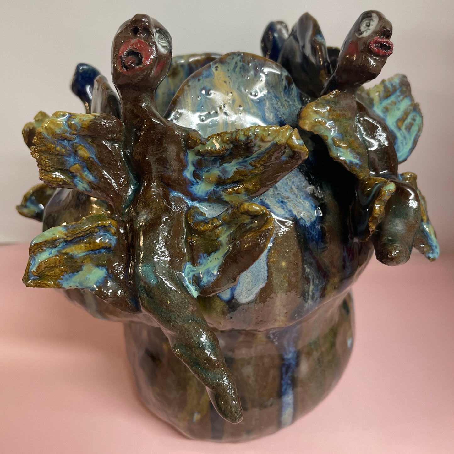 Vase med flyve væsner