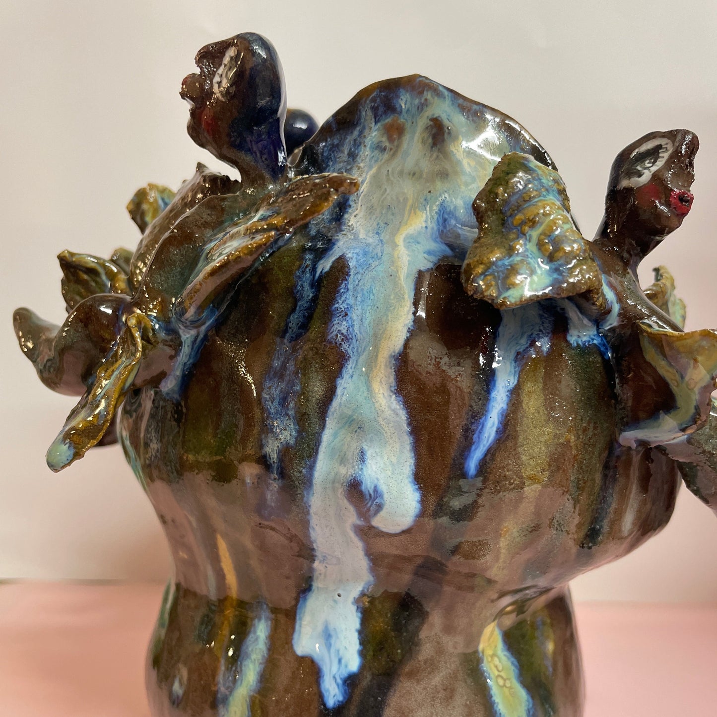 Vase med flyve væsner