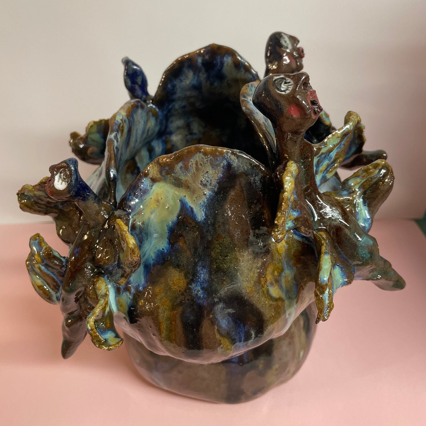 Vase med flyve væsner