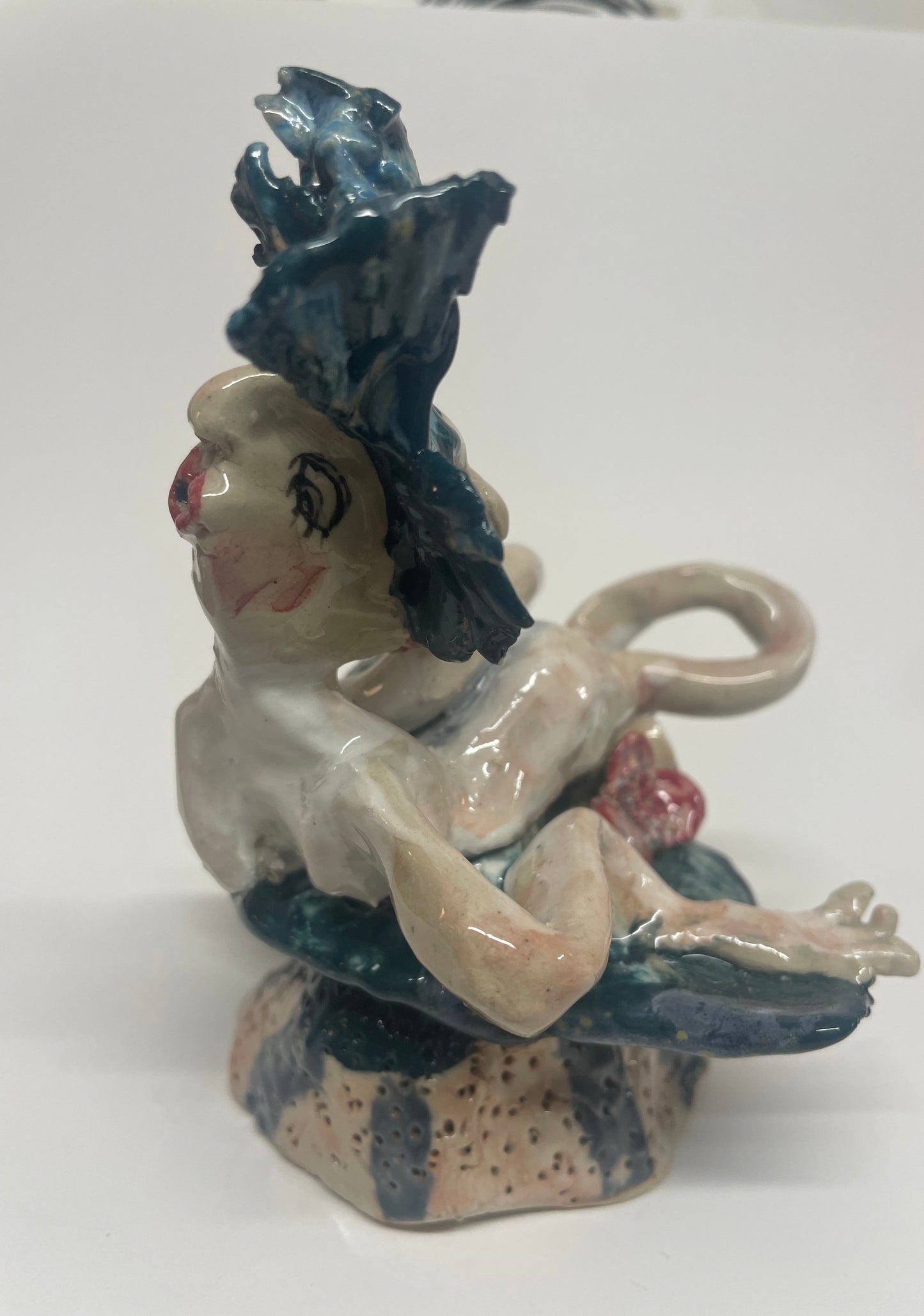 Keramik skulptur “pige med kys og blomst”