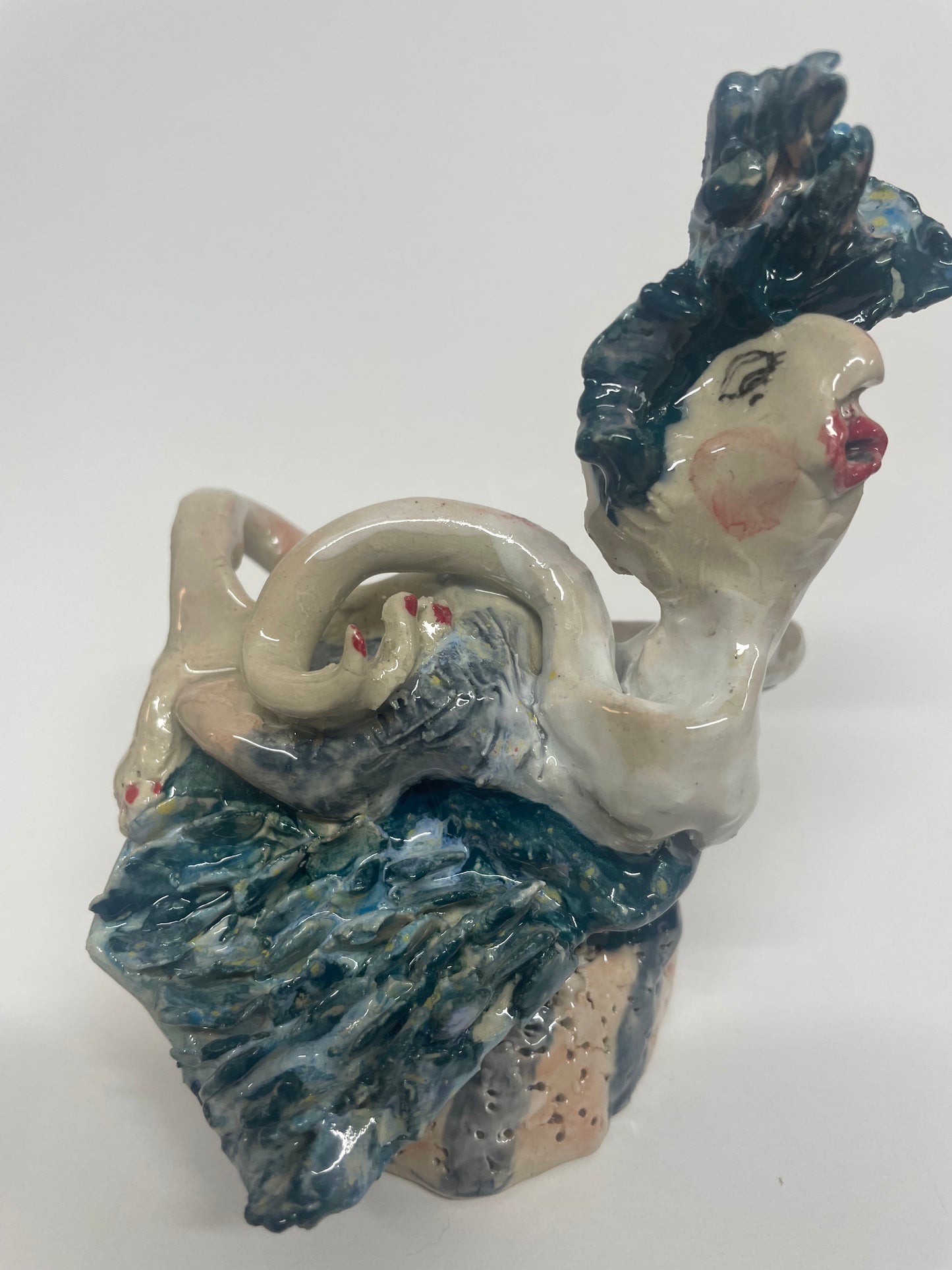 Keramik skulptur “pige med kys og blomst”