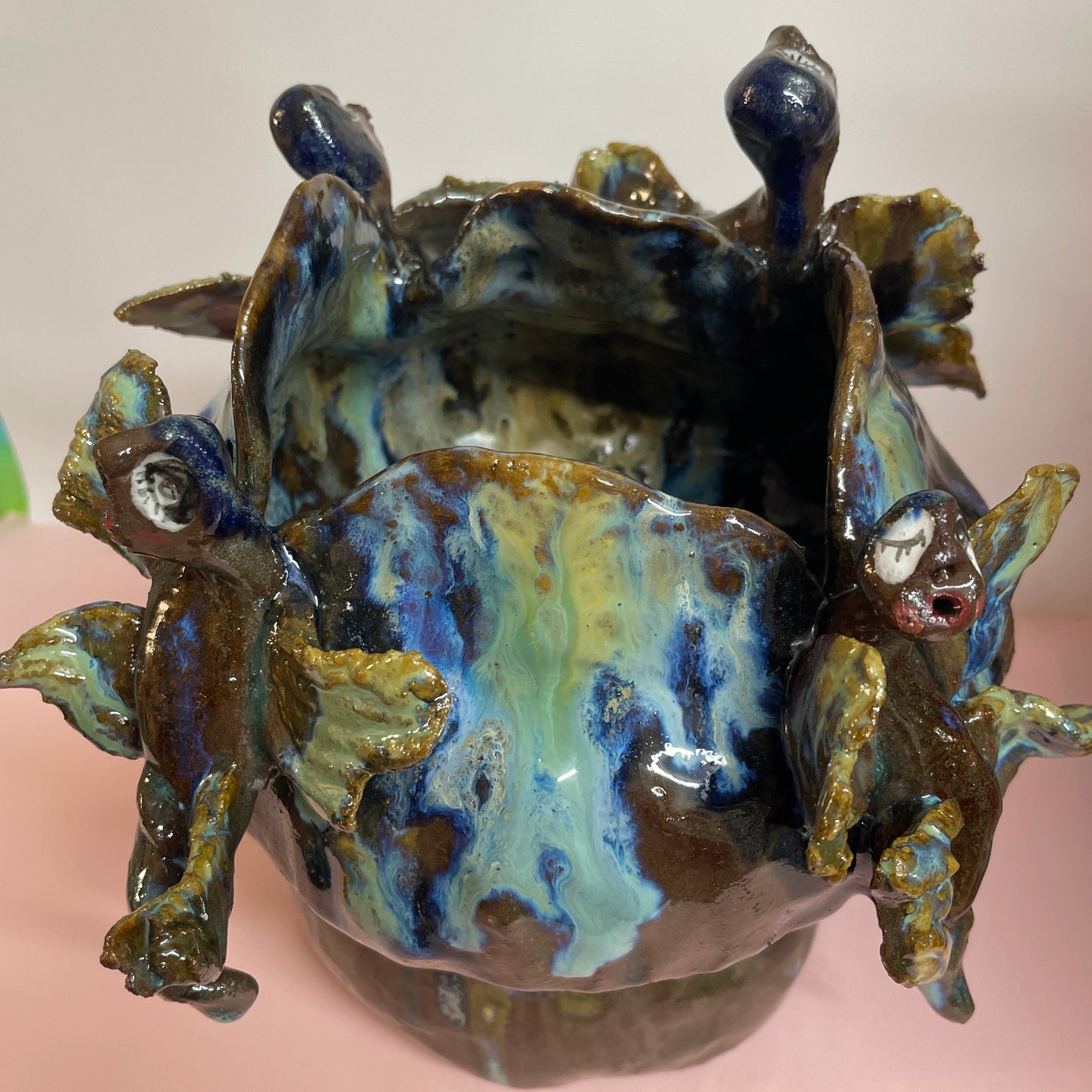 Vase med flyve væsner