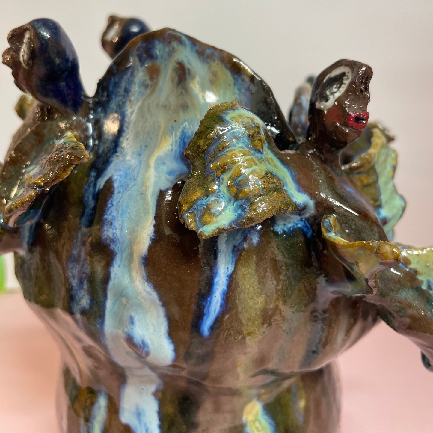 Vase med flyve væsner