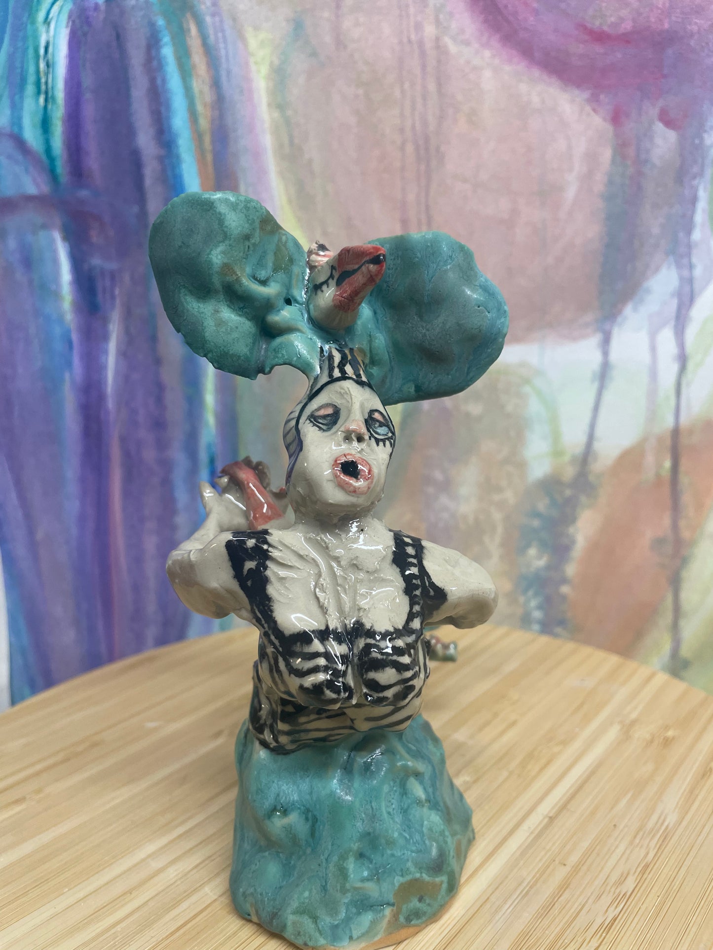 Keramik skulptur “ kvinde med monster og fugle”