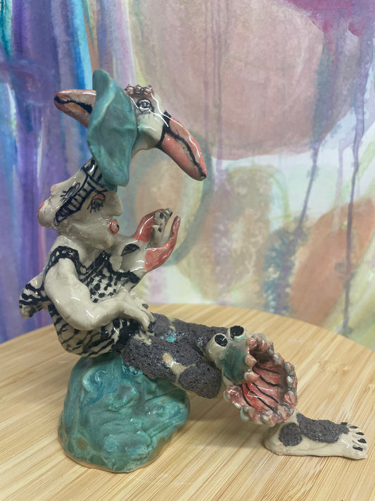 Keramik skulptur “ kvinde med monster og fugle”