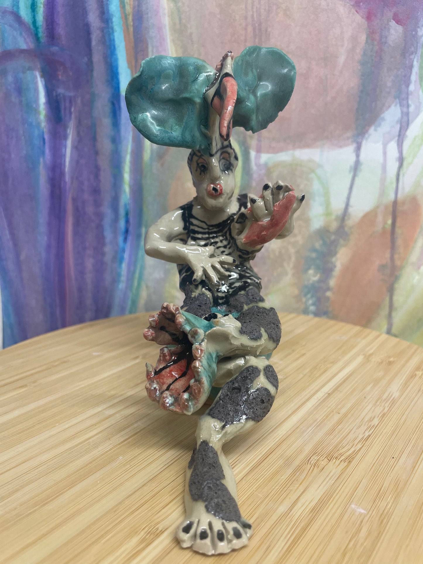 Keramik skulptur “ kvinde med monster og fugle”