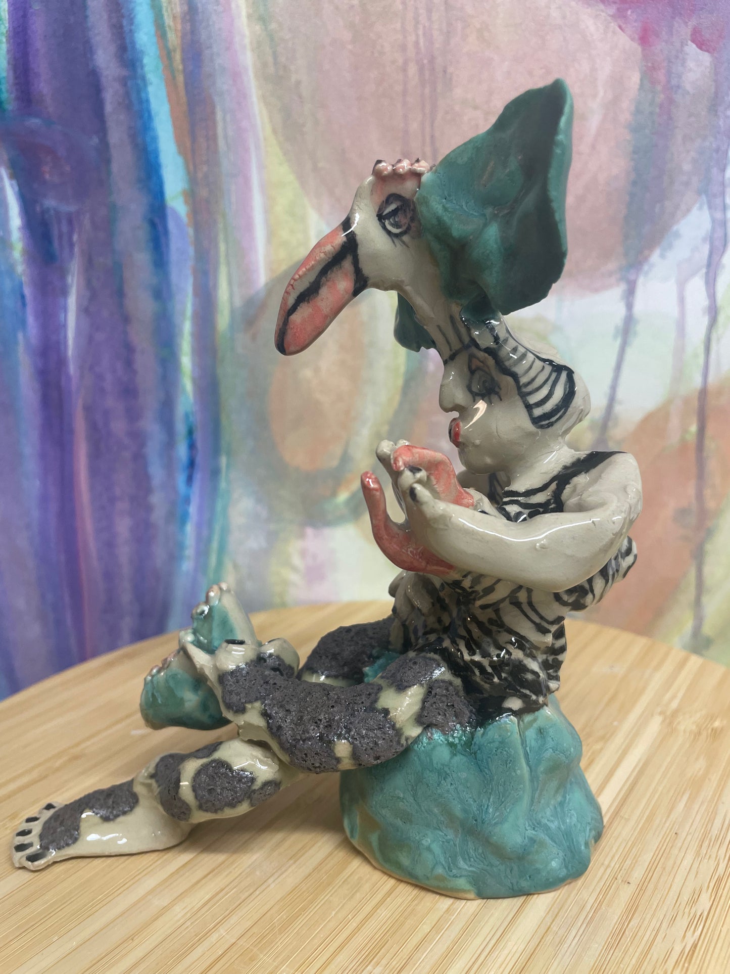 Keramik skulptur “ kvinde med monster og fugle”