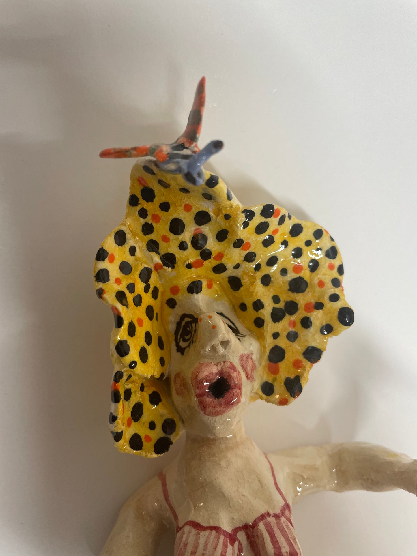 Keramik skulptur “kvinde med sommerfugl hat)