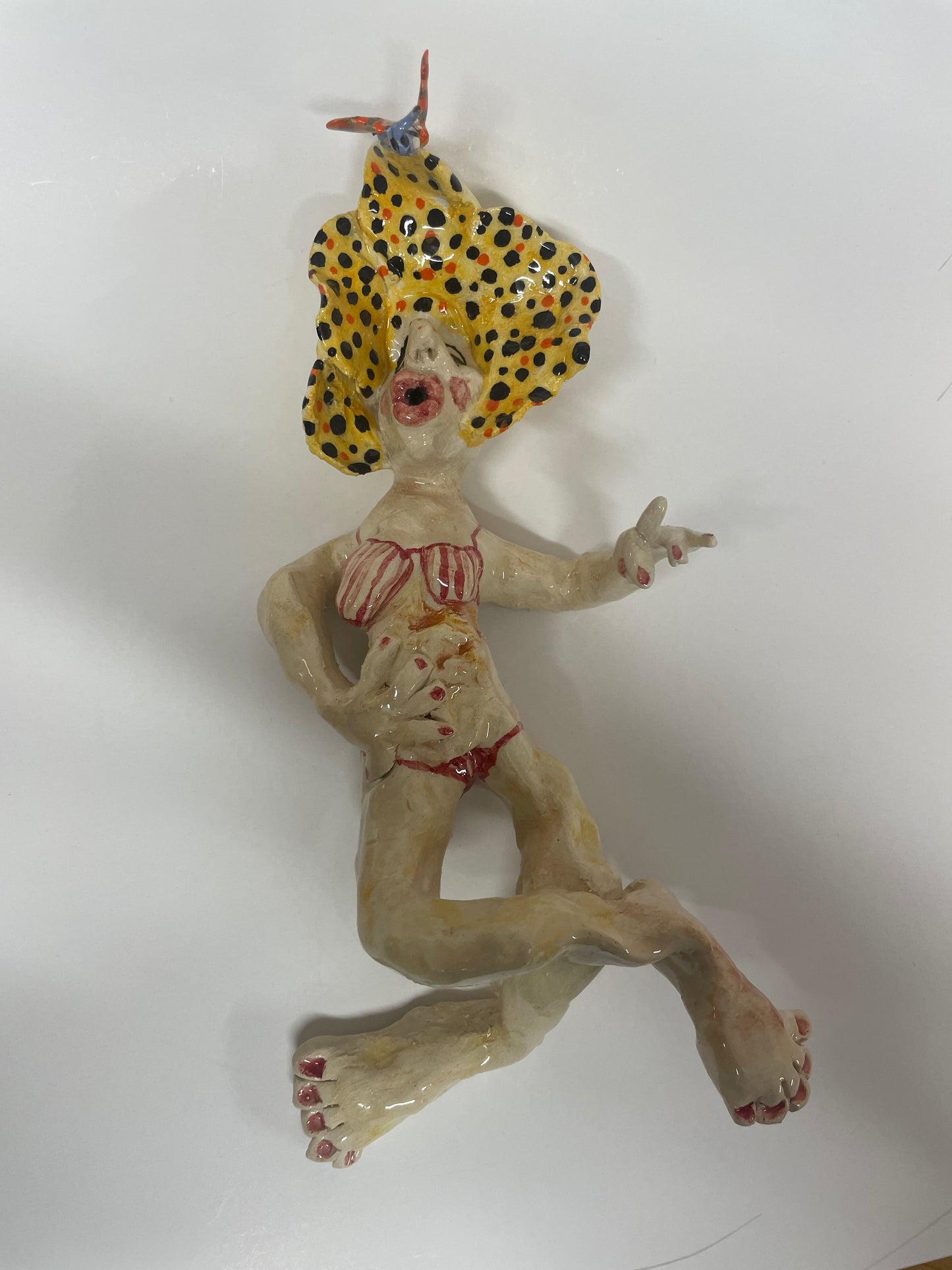 Keramik skulptur “kvinde med sommerfugl hat)