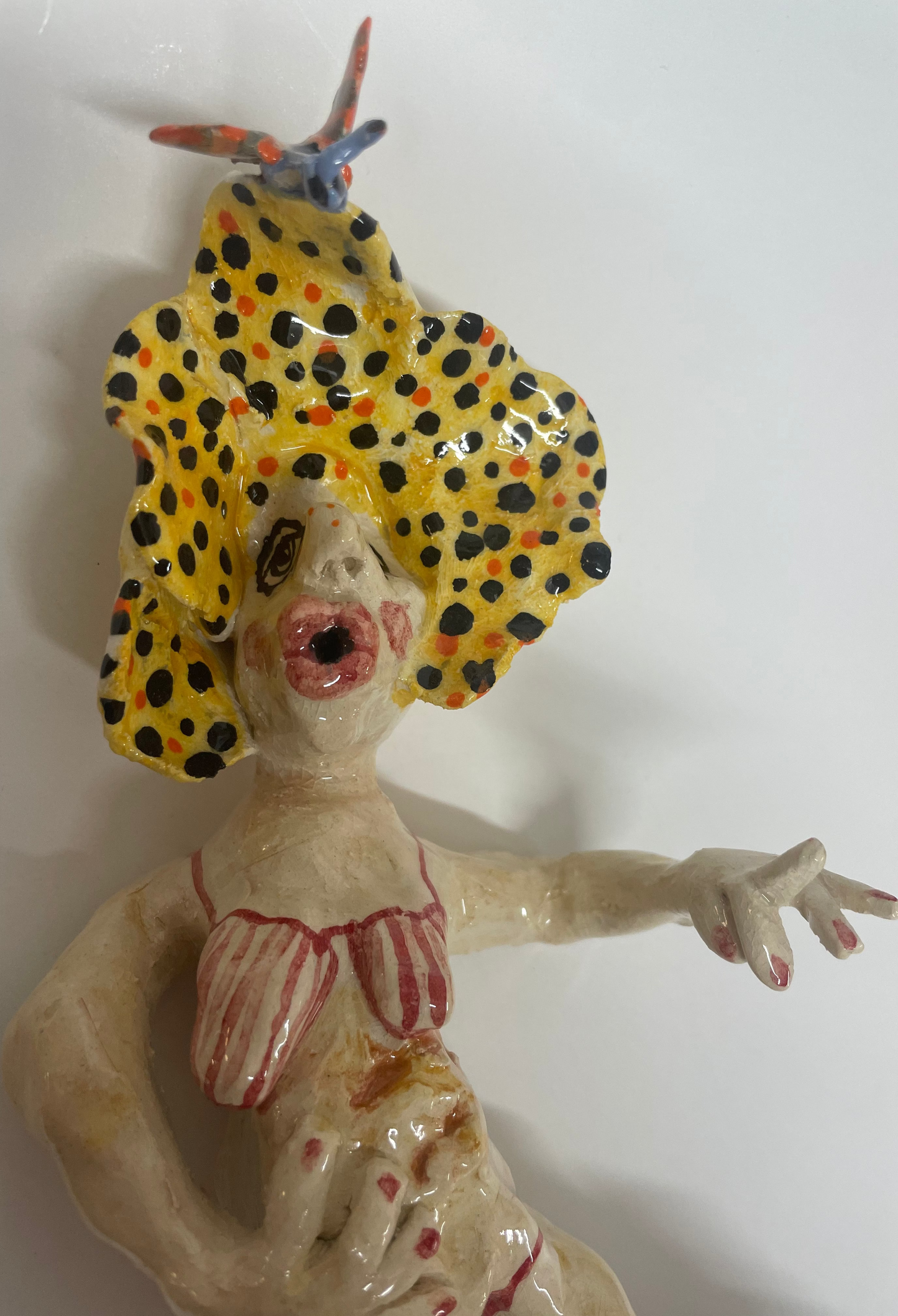 Keramik skulptur “kvinde med sommerfugl hat)