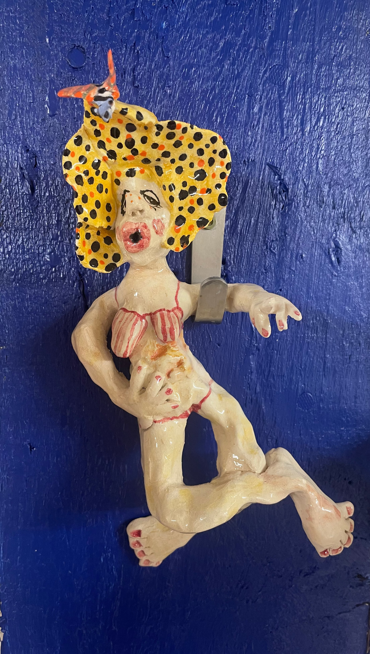 Keramik skulptur “kvinde med sommerfugl hat)