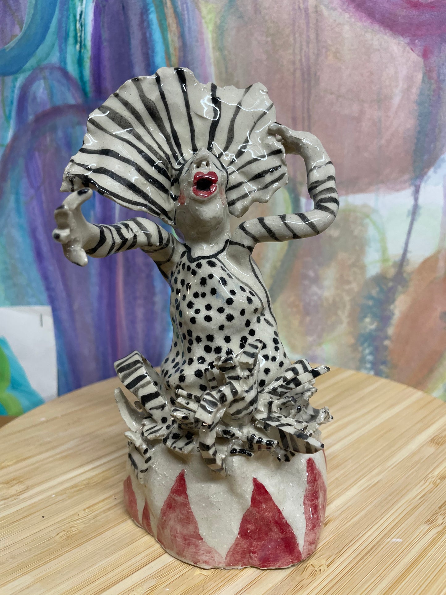 Keramik skulptur “kvinde med striber“