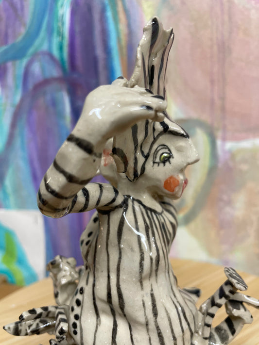 Keramik skulptur “kvinde med striber“